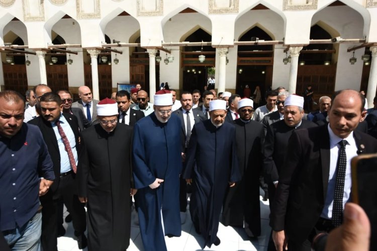 بحضور الإمام أحمد الطيب.. المئات يؤدون صلاة الجنازة على الراحل الدكتور أحمد عمر هاشم