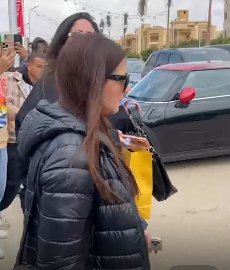 دنيا سمير غانم تواسي زينة في جنازة شقيقها الراحل