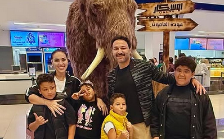 محمد العمروسي يتجاهل اتهامات طليقته وينشر صورة مع أبنائه وزوجته مي فاروق