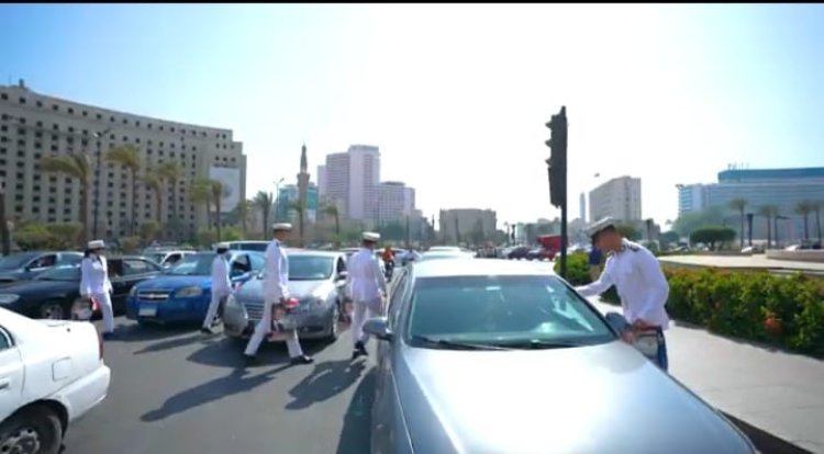 الداخلية تشارك المواطنين الاحتفال بذكرى ثورة 30 يونيو وتوزيع الهدايا عليهم