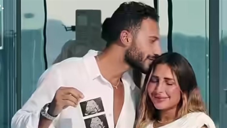 بعد عام ونصف من ولادة طفلهما الأول.. محمد فرج زوج المذيعة لينا طهطاوي يعلن انتظارهما مولودهما الثاني