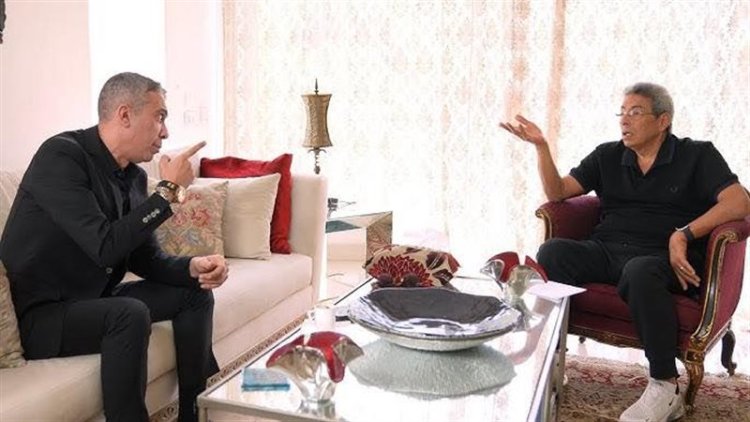 بعد اتهامه بالترويج للدجل والخرافات.. محمود سعد يلتزم الصمت أمام هجوم محمد الباز بشأن استضافة ضياء العوضي