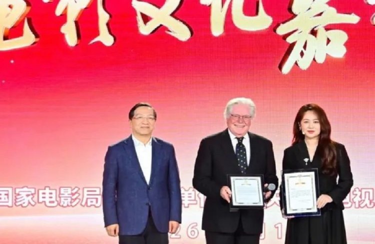 حسين فهمي يلتقي بـ"شين هاي شيونج" رئيس مجموعة الصين للإعلام