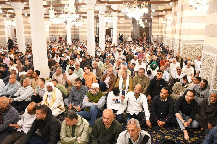 الأزهر يحث على الإنصات التام لخطبة الجمعة وينهى عن قيام الآخرين من مقاعدهم
