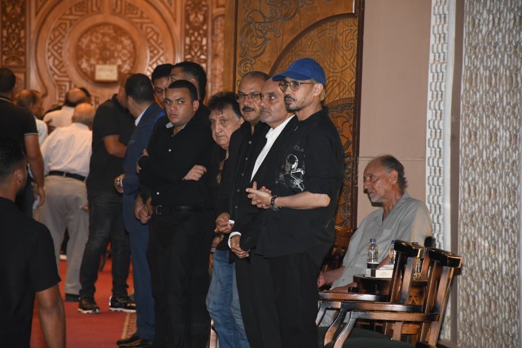 أحمد عيد ورامز جلال من بينهم..  نجوم الفن يشاركون في عزاء الفنان سيد صادق بمسجد الشرطة