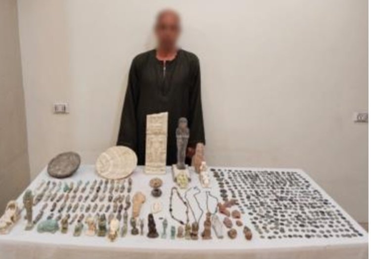 القبض على مزارع بحوزته 526 قطعة أثرية عثر عليها داخل جبل بالمنيا