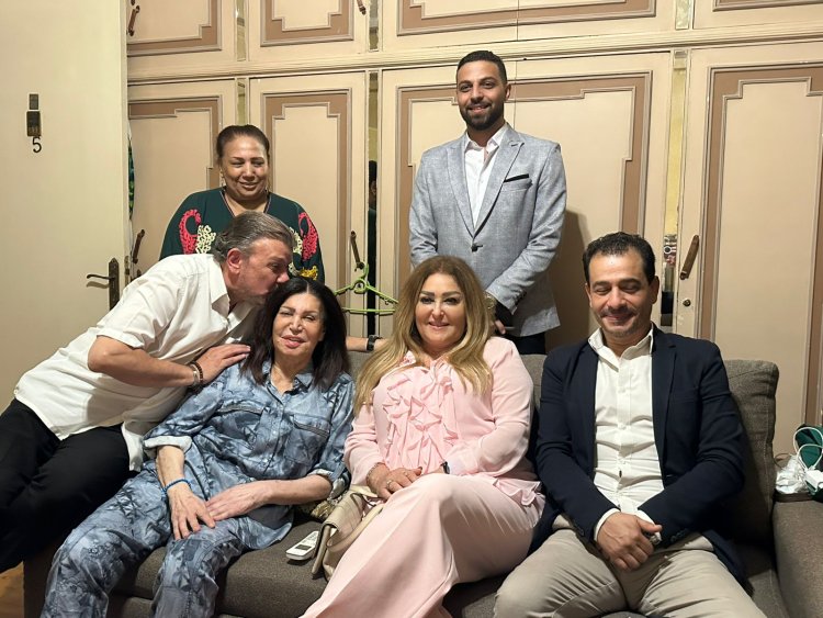 وفد من وزارة الثقافة ونقابة المهن التمثيلية يزور الفنانة نجوى فؤاد في منزلها بعد استغاثتها (صور)