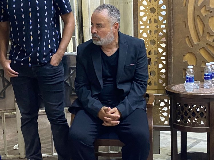 الحزن يسيطر على الفنان صبحي خليل في عزاء والدته.. ونجوم الفن يساندونه