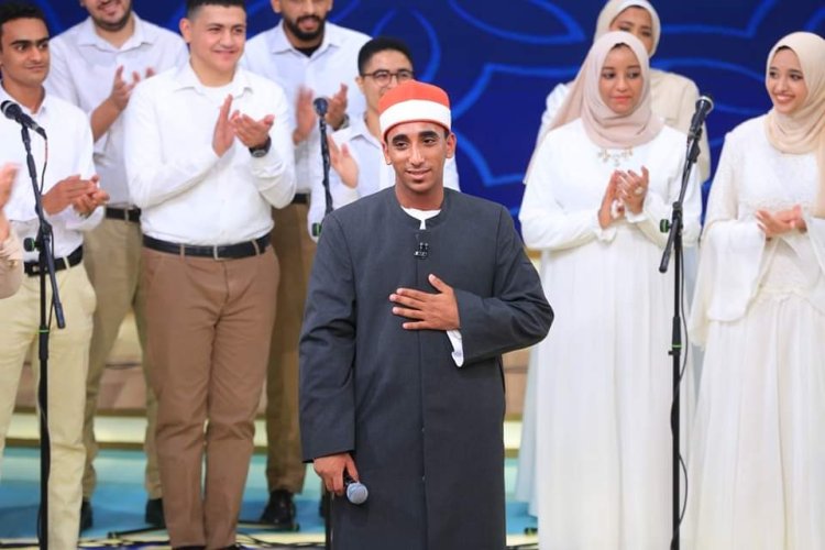 فيديو.. مدحت صالح يهدي جمهور منى الشاذلي نجماً جديداً في عالم الإنشاد