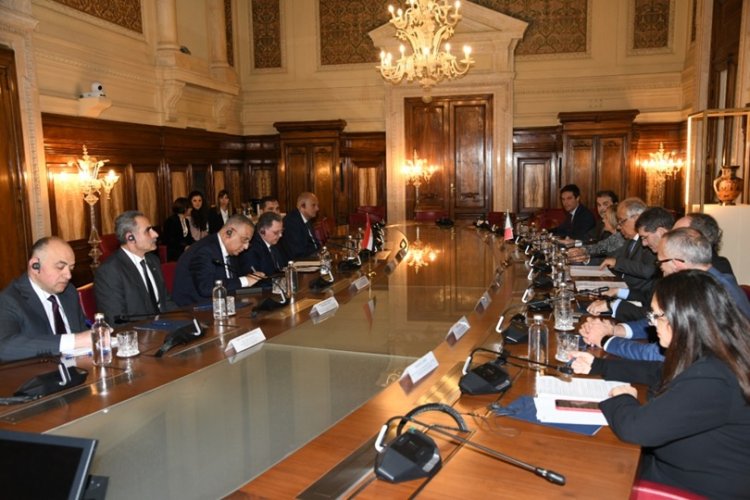 وزير الداخلية يبحث تعزيز التعاون الأمني مع إيطاليا خلال زيارة رسمية لروما