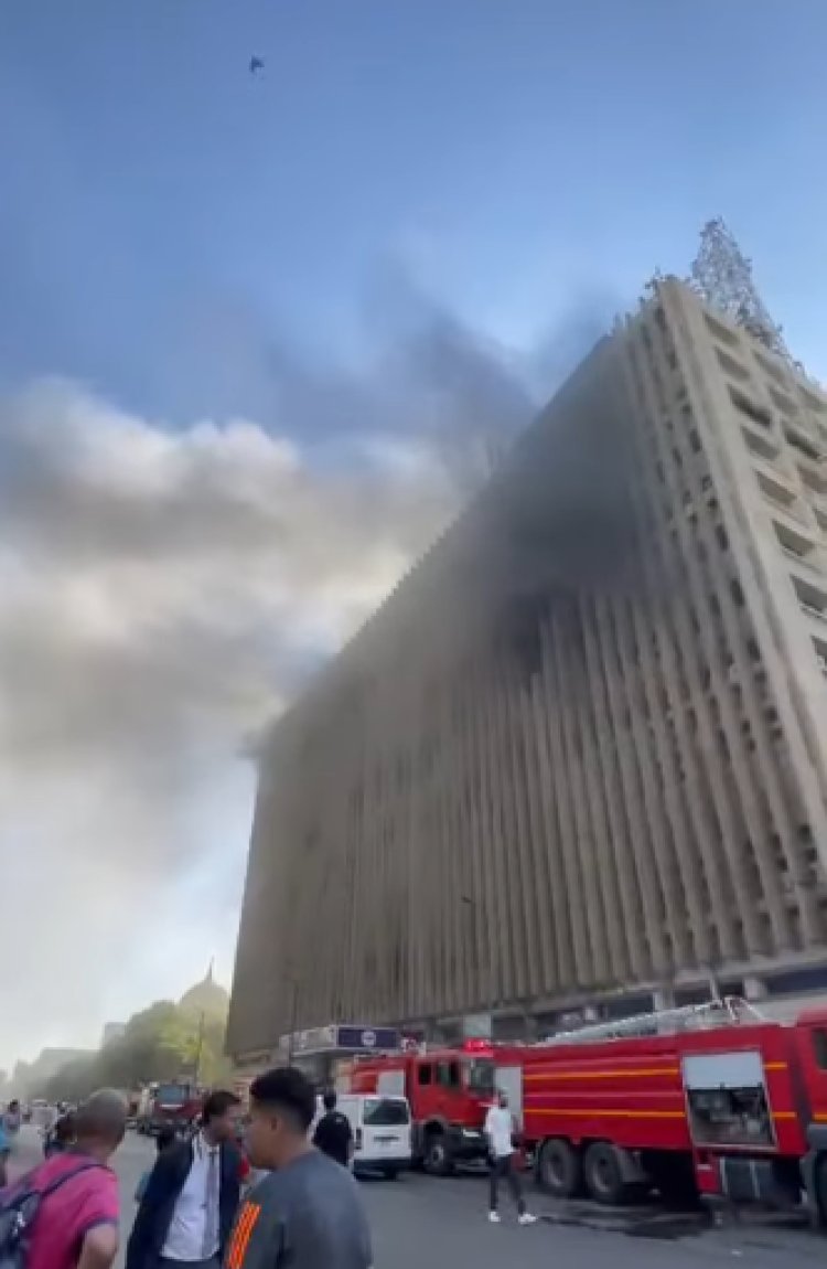 فصل الكهرباء والدفع بخزانات مياة إضافية للسيطرة على حريق  سنترال رمسيس