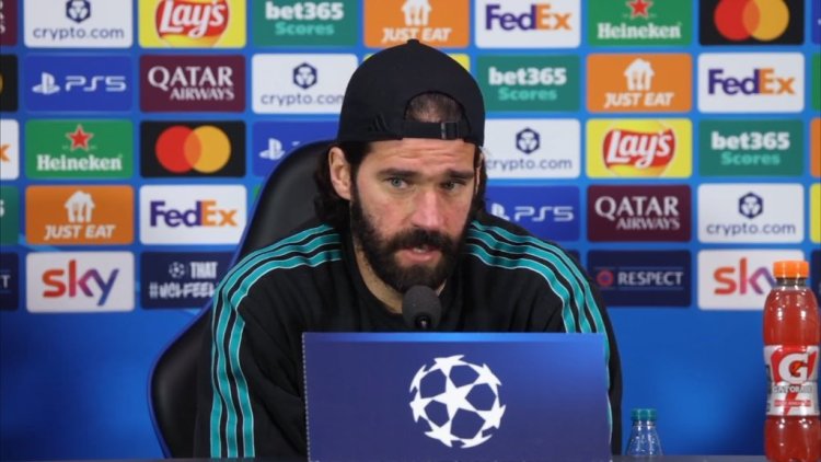 أليسون: استبعاد صلاح كان نتيجة تصريحاته.. وسأتحدث معه بشكل شخصي