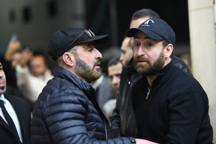 لحظات انهيار الفنان نضال الشافعي في عزاء والدته.. ونجوم الفن يساندونه