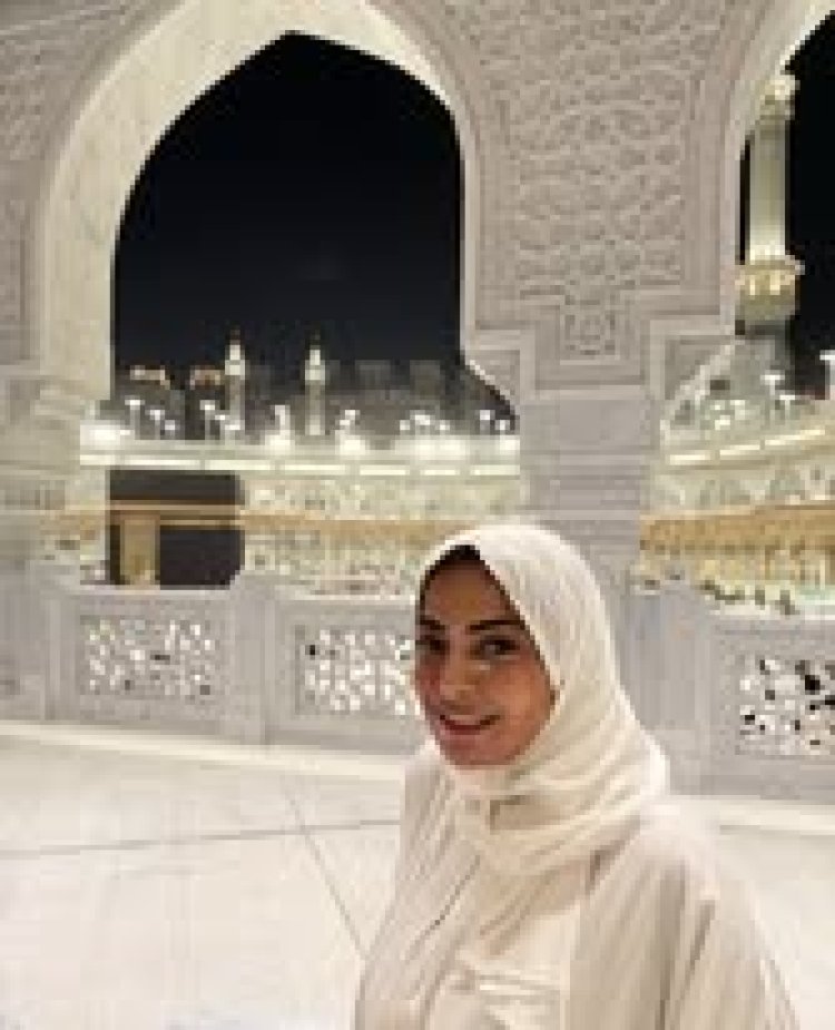  من داخل المسجد الحرام وأمام الكعبة المشرفة.. داليا مصطفى تؤدي العمرة 