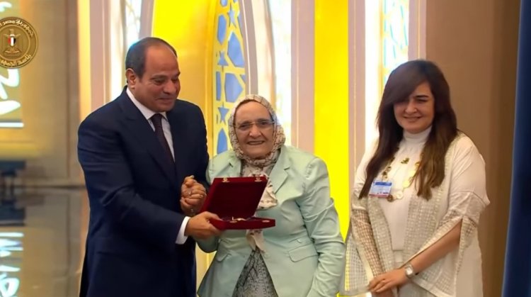 الرئيس السيسي يكرم الدكتورة آمال إسماعيل التي حصلت على الماجستير بعد تجاوزها 80 عاماً