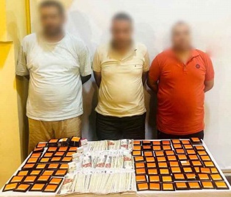 بينهم موظف .. ضبط 3 أشخاص لبيعهم  خطوط هواتف محمولة مُفعلة ببيانات أشخاص