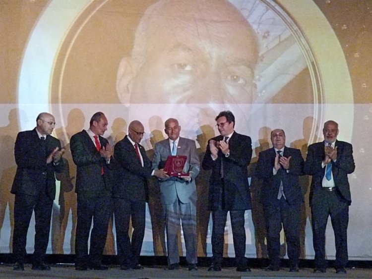 وزير الثقافة يكرم رموز الإبداع ويمنح أسماء كبار الفنانين والمثقفين دروع التكريم