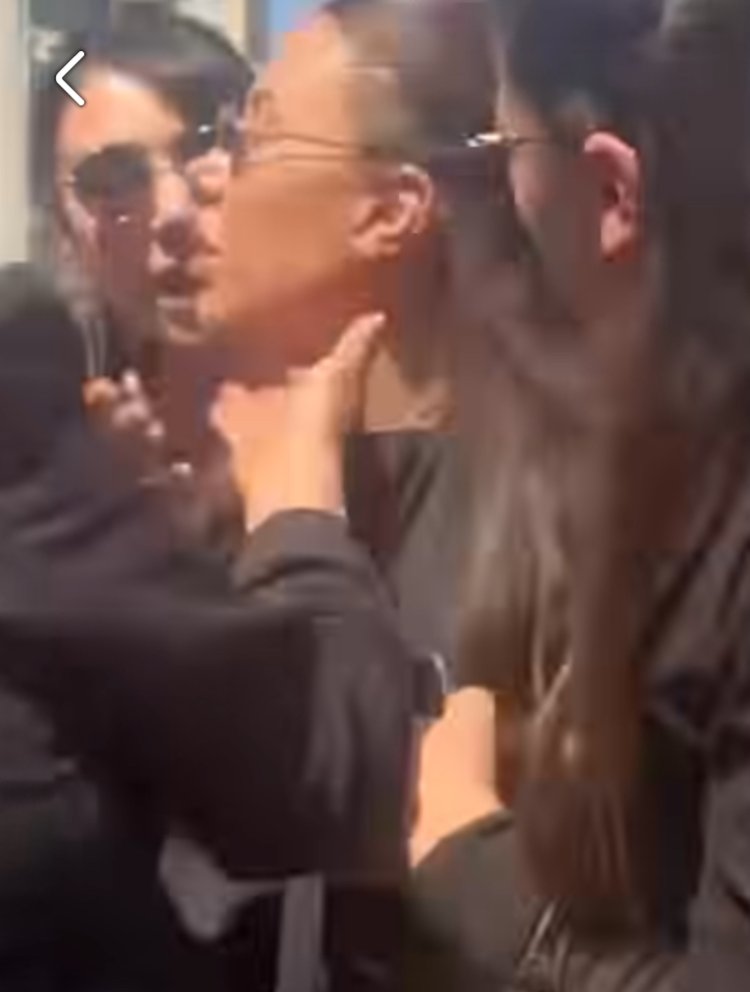 لورا خليل تنهار خلال تشييع جثمان زوجها