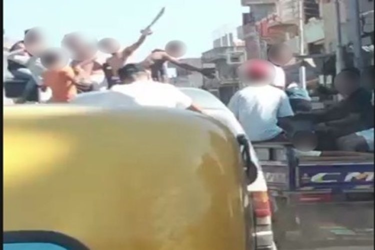 كشف ملابسات فيديو لمجموعة أشخاص يعطلون المرور ويشهرون أسلحة بيضاء بالبحيرة