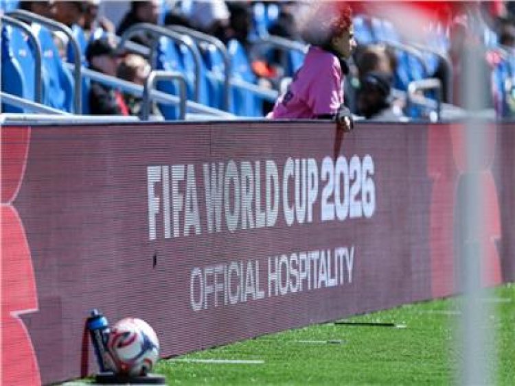 الفيفا يعلن حظر استخدام زجاجات المياه في ملاعب كأس العالم