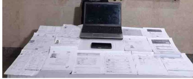 القبض على شخص لاتهامه بتزوير تأشيرات السفر وعقود العمل بالجيزة 