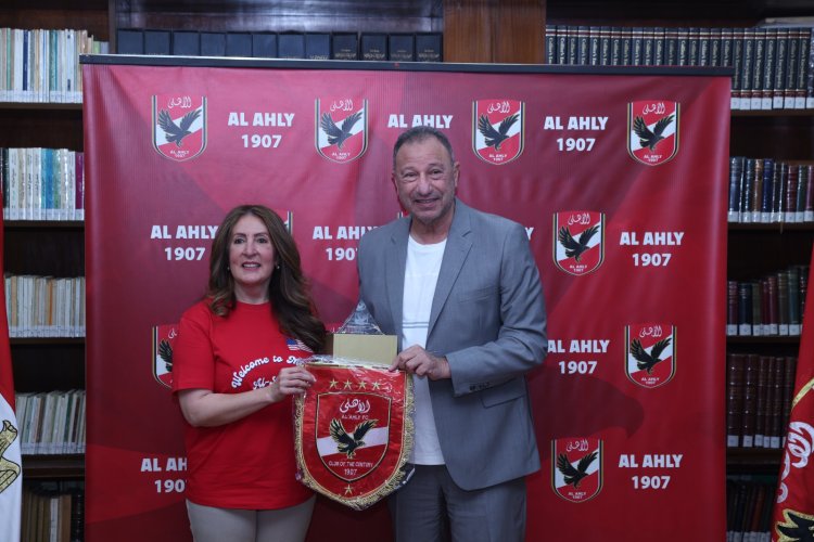 قبل السفر للمشاركة في مونديال الأندية.. الخطيب يستقبل السفيرة الأمريكية
