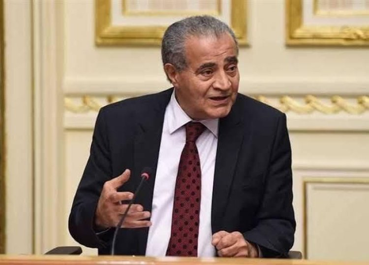 هل يرتفع سعر رغيف الخبز بعد زيادة السولار والبنزين؟.. وزير التموين يجيب