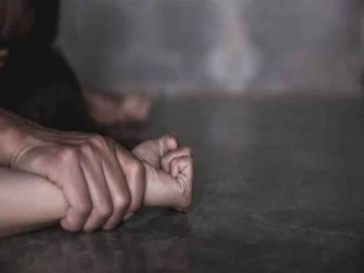 كابوس طريق السويس.. سائق يستدرج "طباخة"  ويعتدي عليها في منطقة جبلية