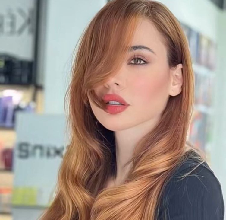 ​«نيولوك يخطف الأنظار».. المطربة قمر تفاجئ جمهورها بالشعر الذهبي في أحدث ظهور أنثوي