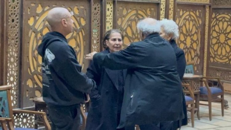 حنان يوسف تتلقى عزاء شقيقها المؤلف طارق يوسف بمسجد الحامدية الشاذلية