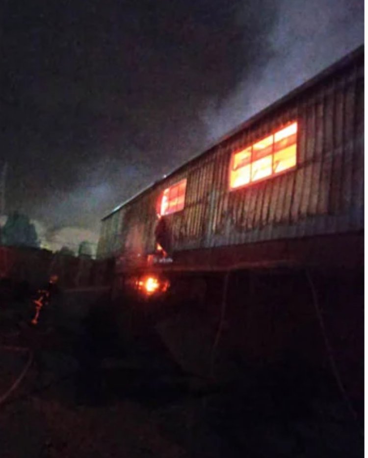 إخماد حريق هائل شب فى مخزن قطع غيار سيارات بالقاهرة الجديدة 