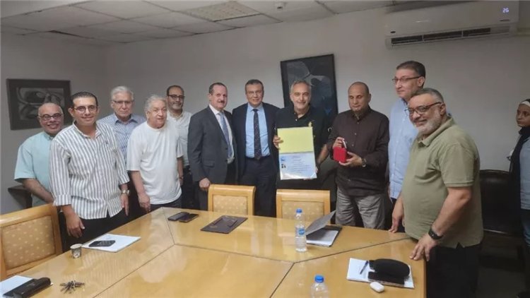 بحضور عمرو الليثي.. نقابة السينمائيين تكرم محمد حفظي بعد فوزه بجائزة لوميناري للتأثير الثقافي