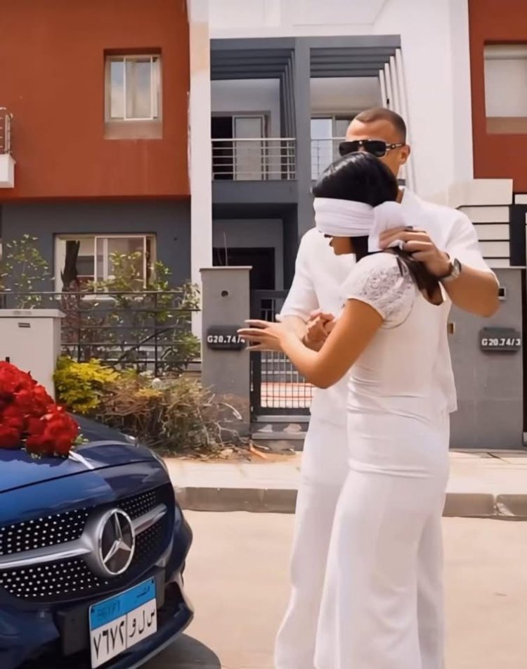 بعد تعرضها لحادث دمر سيارتها.. خطيب البلوجر أمل سمير يهديها عربية مرسيدس