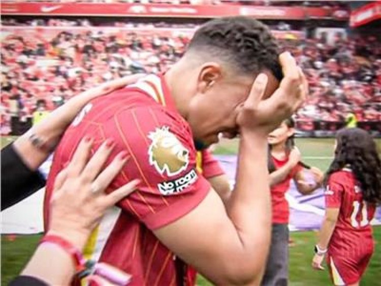 بعد التتويج بالدوري.. أرنولد يودع جماهير ليفربول بالدموع