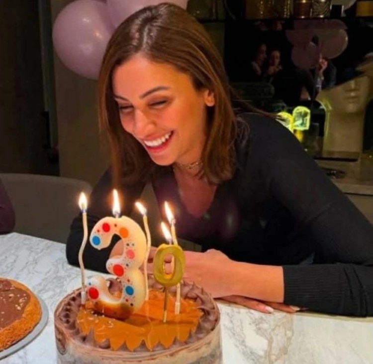 بإطلالة مبهجة وشمعة الـ 30.. لقطات من حفل عيد ميلاد دينا الشربيني اللافت