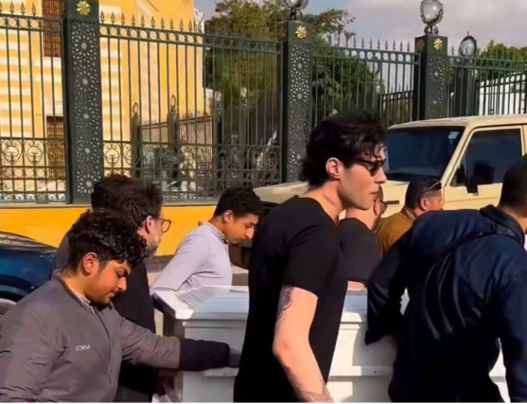 رغم الانفصال.. أمير عيد يساند طليقته الفنانة التشكيلية ليلى فاروق في جنازة والدها ويحمل نعش الفقيد