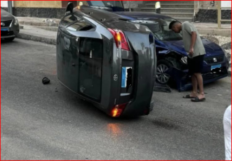 «أصحابهم ستات».. انقلاب سيارة وتهشم أخرى فى حادث تصادم بالتجمع الأول (صور)