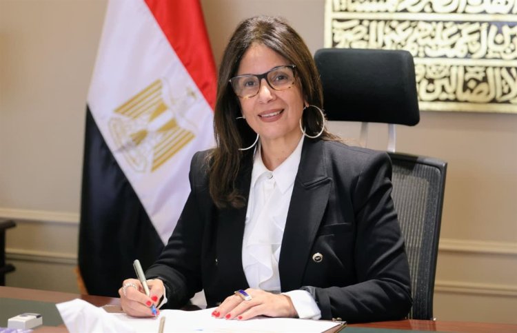 وزيرة الثقافة تطمئن الجمهور على هاني شاكر بعد اجرائه جراحة في القولون