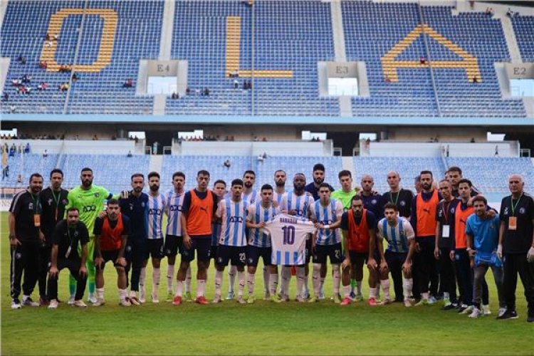 لاعبو بيراميدز يدعمون رمضان صبحي خلال مباراة "باور ديناموز" في دوري الأبطال