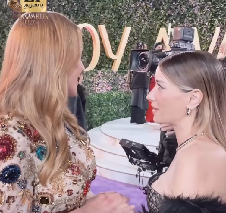 لقاء عفوي يجمع مريم أوزرلي وهازال كايا على سجادة حفل جوي أووردز 2026