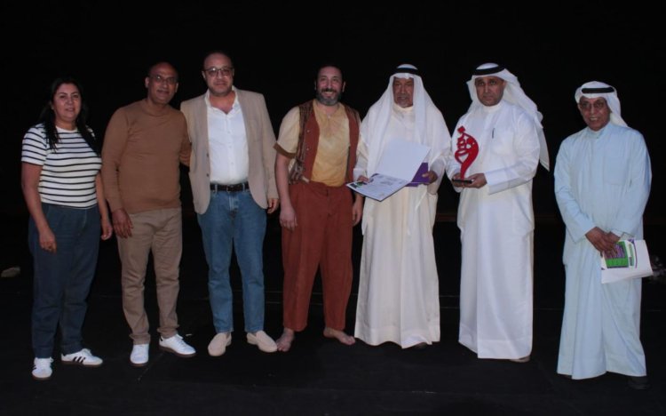 مسرحية "ماسح الأحذية" تتوَّج بجائزتين في مهرجان الكويت الدولي للمونودراما