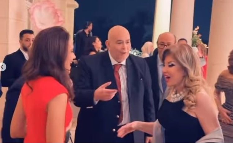 على هامش خطوبة نجل عمرو أديب ولميس الحديدي.. هالة سرحان تمازح ابنة مروة حسين في أجواء من الرقي والتحضر