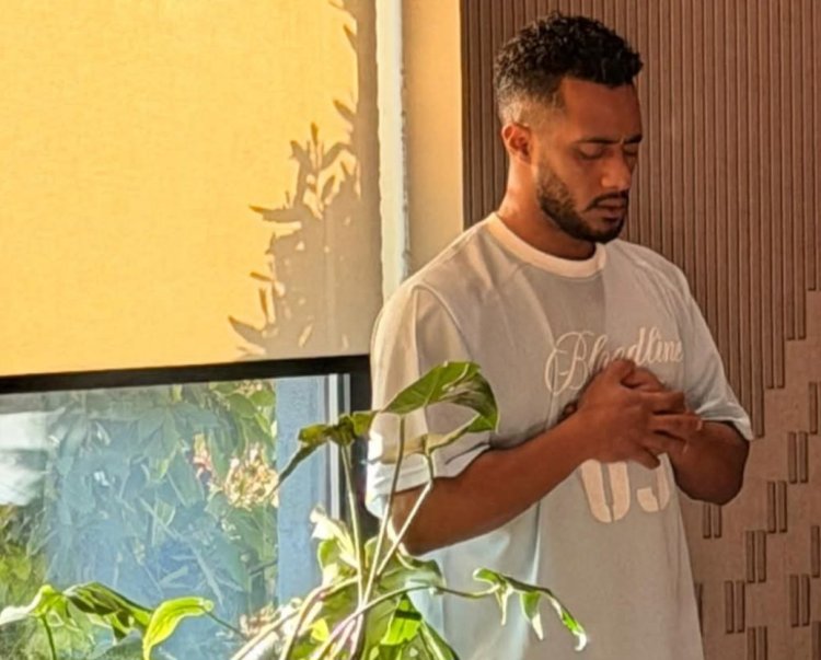 ​«محمد رمضان» يثير الجدل بـ «سجادة الصلاة» في المطار