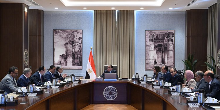 تفاصيل اجتماع رئيس الحكومة ووزير الكهرباء والطاقة المتجددة