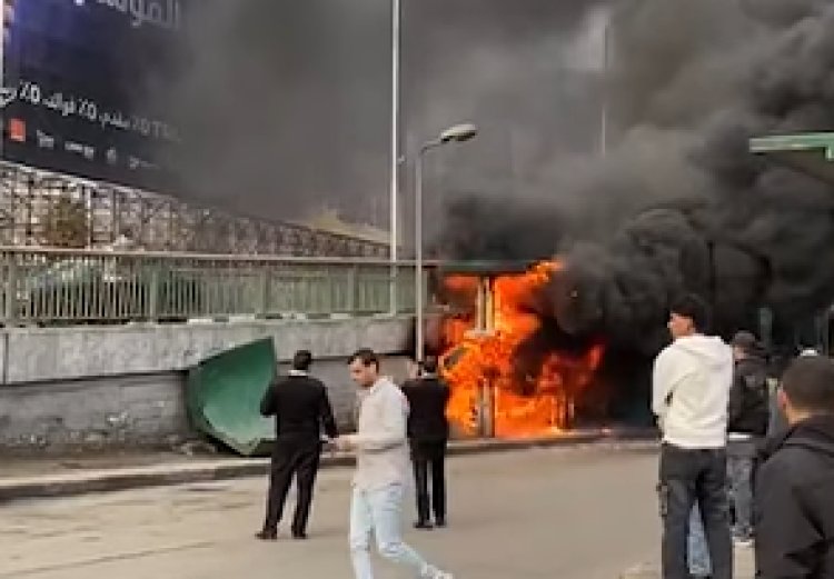 السيطرة على حريق نشب بمقاعد انتظار المواطنين بموقف "عبد المنعم رياض" بوسط البلد