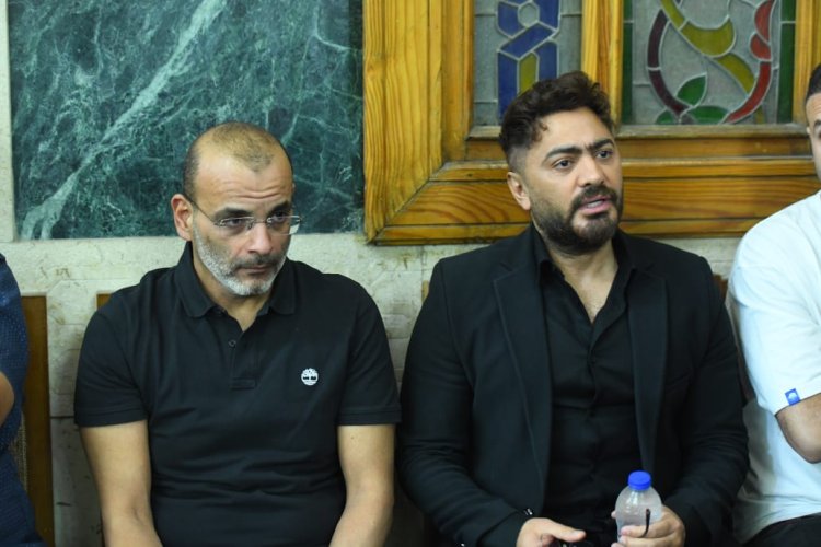 تامر حسني وزينة وأشرف زكي وأيمن بهجت قمر في عزاء والدة المخرجة سارة وفيق