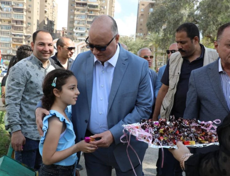 محافظ القاهرة يحتفل بشم النسيم مع المواطنين في الحديقة الدولية