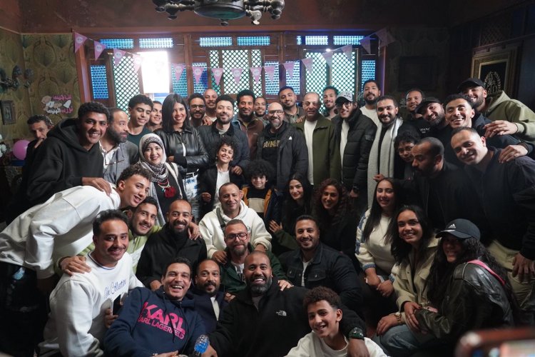 عمرو سعد يحتفل بانتهاء تصوير "إفراج".. وفريق العمل يهتف: أحسن دراما في مصر