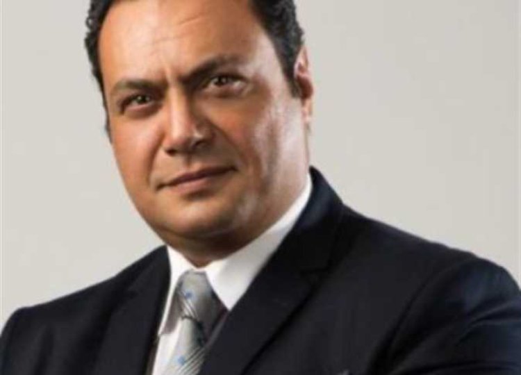 مراد مكرم: «عيب تنادي ست باسمها في مكان عام»