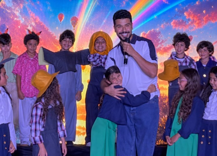 محمد أنور مع بنته على المسرح لأول مرة